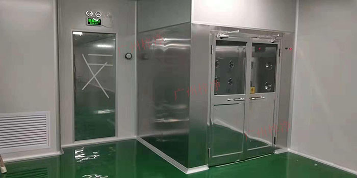 雙開門全不銹鋼風(fēng)淋通道在各個行業(yè)的應(yīng)用中，都展現(xiàn)了其卓越的性能和設(shè)計理念