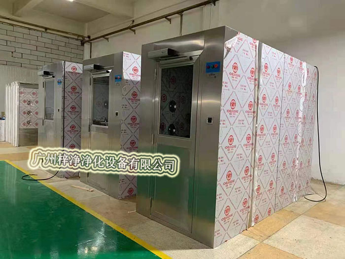 風(fēng)淋室通過(guò)高速氣流將塵埃吹離工作人員的衣物和頭發(fā)，有效降低了進(jìn)入潔凈室內(nèi)的塵埃量，從而維護(hù)了潔凈室內(nèi)的空氣質(zhì)量。