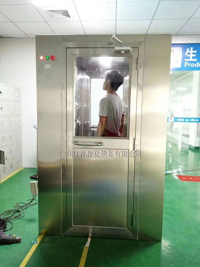 風淋室主要是人員或物品的表面除塵，常用于潔凈室的入口處。