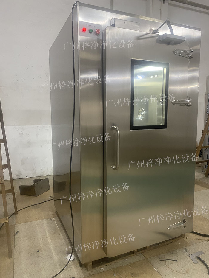 高端滿焊風淋室采用滿焊接工藝，無縫連接，防止塵埃進入，確保潔凈室的空氣質量。